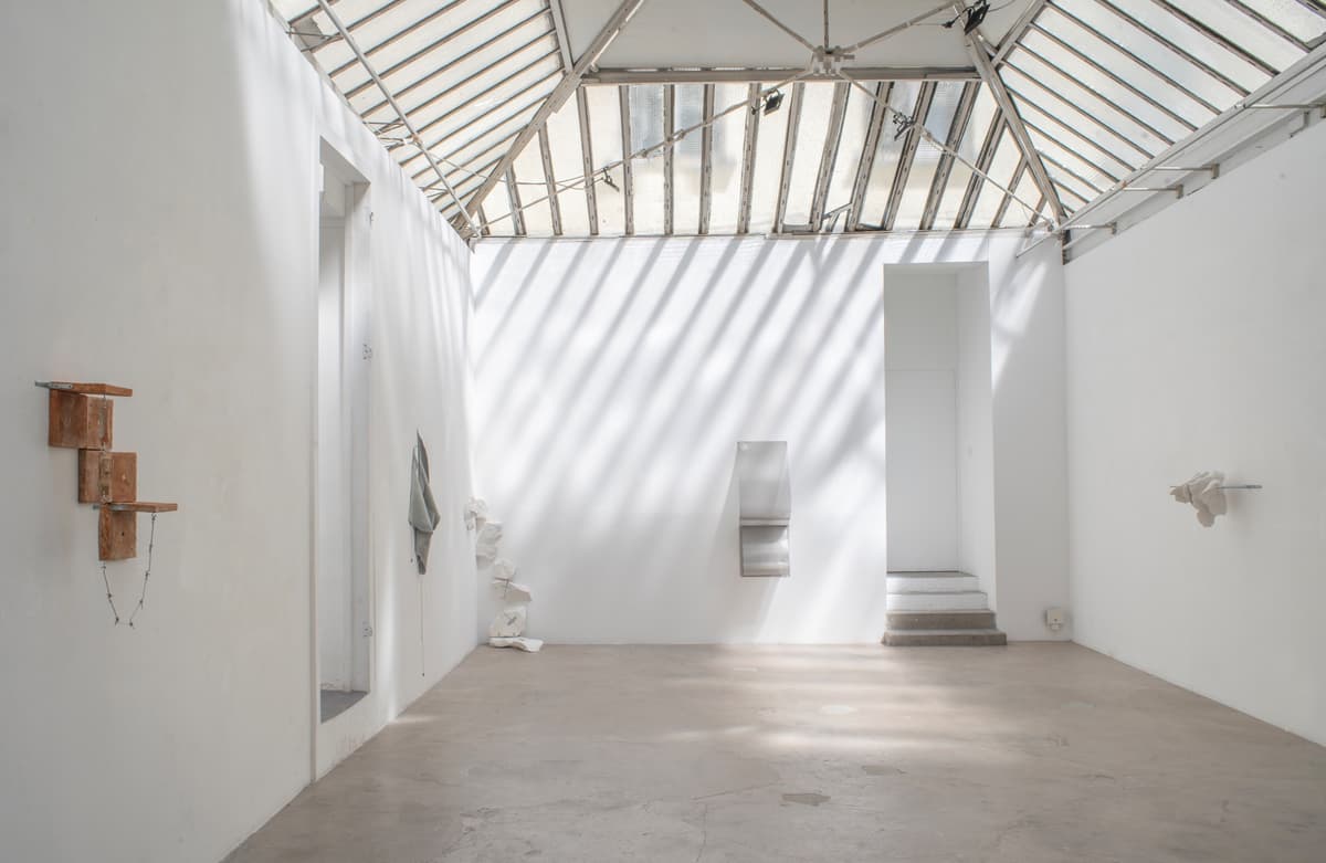 Main de fer, gant de velours installation view 2